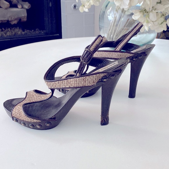 Manolo Blahnik wood heel. Perfect for fall, spring and summer. Goes w/everything - Picture 2 of 3